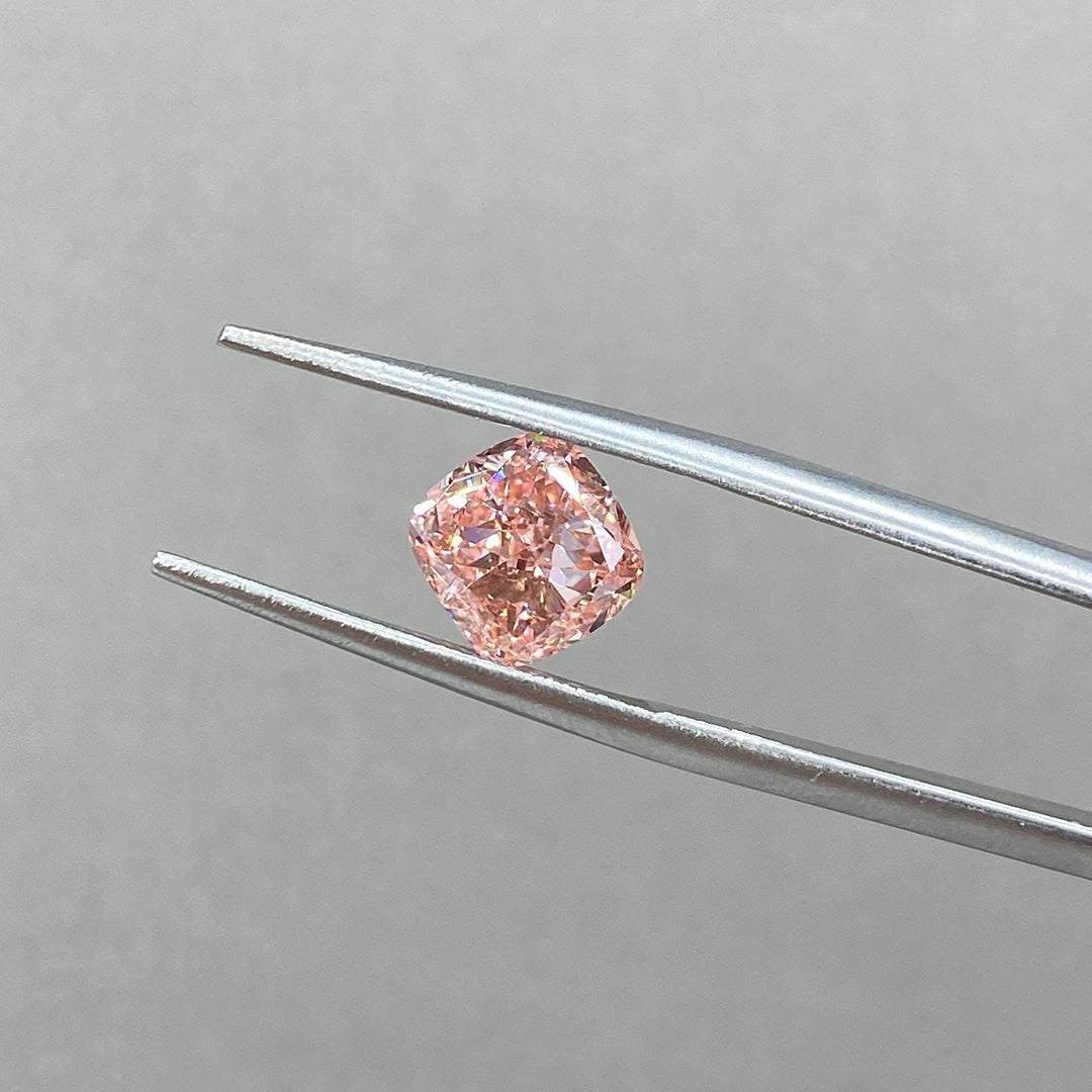 Diamant de laboratoire rose intense de 1,05 ct à taille ovale certifié IGI, pureté VS1 