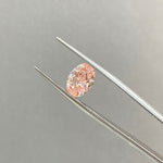 Charger l&#39;image dans la visionneuse de galerie, Diamant de laboratoire rose intense de 1,05 ct à taille ovale certifié IGI, pureté VS1 
