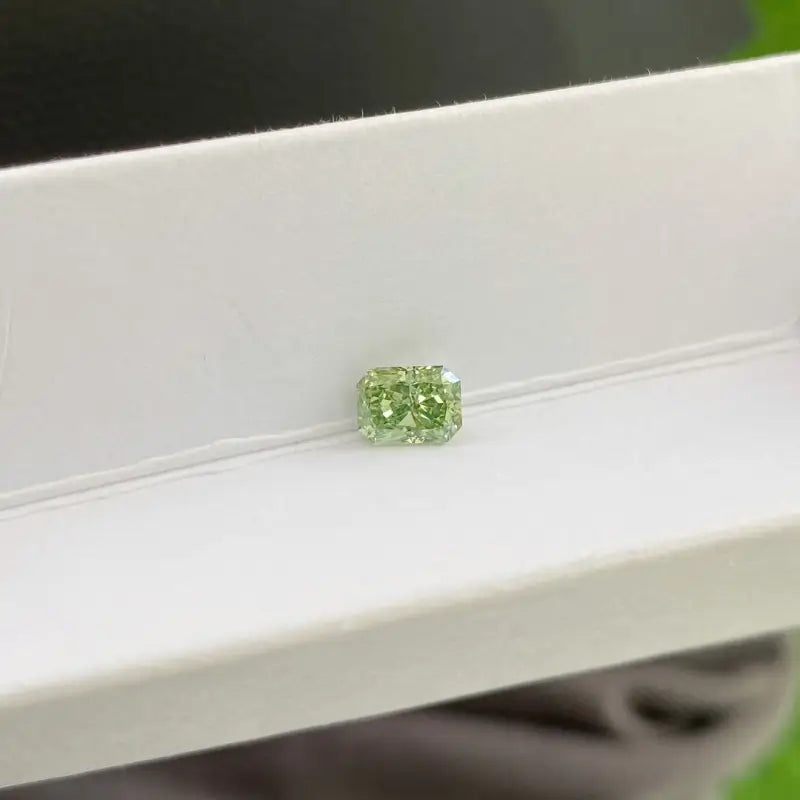 IGI Certified Radiant Cut 1.02 Ct Fancy Intense Green Lab Diamond VS1 Clarity - Gemstone