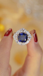 Charger et lire la vidéo dans la visionneuse de galerie, Bague de fiançailles halo en saphir bleu de laboratoire taille coussin de 5 ct
