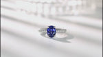 Charger et lire la vidéo dans la visionneuse de galerie, Bague de fiançailles à quatre griffes avec saphir bleu de laboratoire taille ovale de 1,75 ct
