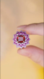 Charger et lire la vidéo dans la visionneuse de galerie, Bague de fiançailles de luxe avec grappe florale et rubis de laboratoire coussin de 3,5 ct
