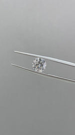 Load and play video in Gallery viewer, Round Cut Lab Diamond 1.05 Ct DEF VS
