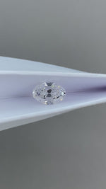 Charger et lire la vidéo dans la visionneuse de galerie, Diamant de laboratoire jaune vif fantaisie de 3,01 ct, taille européenne allongée, certifié IGI, pureté VS2 
