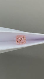 Charger et lire la vidéo dans la visionneuse de galerie, Diamant de laboratoire rose intense de 1,05 ct à taille ovale certifié IGI, pureté VS1 
