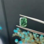 Charger et lire la vidéo dans la visionneuse de galerie, Diamant de laboratoire vert intense de 2,72 ct, taille radiante, certifié IGI, pureté VS1 
