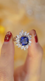 Charger et lire la vidéo dans la visionneuse de galerie, Bague de fiançailles halo en saphir bleu de laboratoire taille coussin de 5 ct
