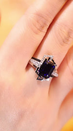 Charger et lire la vidéo dans la visionneuse de galerie, Bague de fiançailles avec saphir bleu de laboratoire taille émeraude de 4,4 ct
