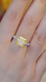 Charger et lire la vidéo dans la visionneuse de galerie, Bague de fiançailles de luxe avec diamants taille princesse de laboratoire de 4 ct en jaune vif fantaisie (prix de la monture uniquement)
