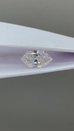 Charger et lire la vidéo dans la visionneuse de galerie, Diamant de laboratoire jaune vif fantaisie de 3,01 ct, taille européenne allongée, certifié IGI, pureté VS2 
