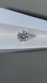 Load and play video in Gallery viewer, Round Cut Lab Diamond 2.1 Ct G VS
