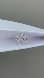 Charger et lire la vidéo dans la visionneuse de galerie, Diamant de laboratoire jaune vif fantaisie de 3,01 ct, taille européenne allongée, certifié IGI, pureté VS2 
