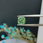 Charger et lire la vidéo dans la visionneuse de galerie, Diamant de laboratoire vert intense de 2,20 ct, taille coussin certifié IGI, pureté VS1 
