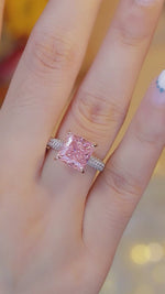 Charger et lire la vidéo dans la visionneuse de galerie, Bague de fiançailles de luxe avec diamants taille princesse de laboratoire de 4 ct Fancy Vivid Pink (prix de la monture uniquement)
