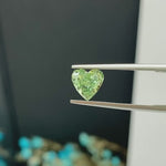 Charger et lire la vidéo dans la visionneuse de galerie, Diamant de laboratoire vert intense de 1,02 ct en forme de cœur certifié IGI, pureté VS1 
