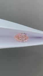 Charger et lire la vidéo dans la visionneuse de galerie, Diamant de laboratoire rose intense de 1,05 ct à taille ovale certifié IGI, pureté VS1 
