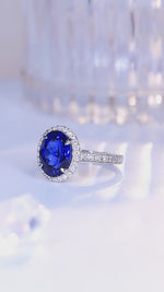 Charger et lire la vidéo dans la visionneuse de galerie, Bague de fiançailles en saphir bleu de laboratoire de forme ovale de 2,5 ct avec halo semi-pavé
