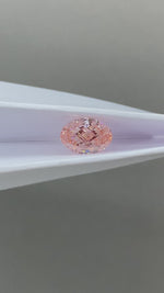 Charger et lire la vidéo dans la visionneuse de galerie, Diamant de laboratoire rose intense de 1,05 ct à taille ovale certifié IGI, pureté VS1 
