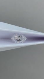 Charger et lire la vidéo dans la visionneuse de galerie, Diamant de laboratoire jaune vif fantaisie de 3,01 ct, taille européenne allongée, certifié IGI, pureté VS2 
