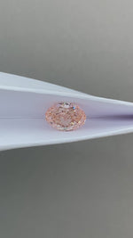 Charger et lire la vidéo dans la visionneuse de galerie, Diamant de laboratoire rose intense de 1,05 ct à taille ovale certifié IGI, pureté VS1 
